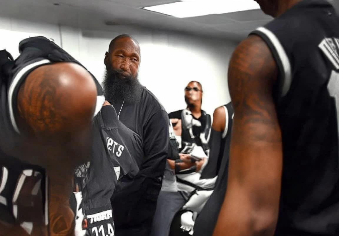 篮网主帅肯尼·阿特金森执教生涯面临严峻考验：战绩低于预期、更衣室气氛微妙与帅位动摇传闻